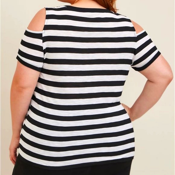 ❤️NWT VINTAGE TORRID TEE - BEETLEJUICE - VINTAGE COLD SHOULDER - HALLOWEEN TOP - Picture 2 of 11